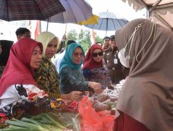 Tinjau GPM di Kejati Sulbar, Ketua TP PKK Berbagi Berkah