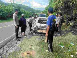 Detik-detik Minibus di jalan Poros Ulumanda Terbakar