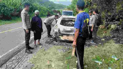Detik-detik Minibus di jalan Poros Ulumanda Terbakar