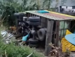 Ternyata, Ini yang Sebabkan Truk Tabrak Kios dan Terjungkir di Bababulo
