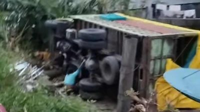 Truk terbalik di bababulo