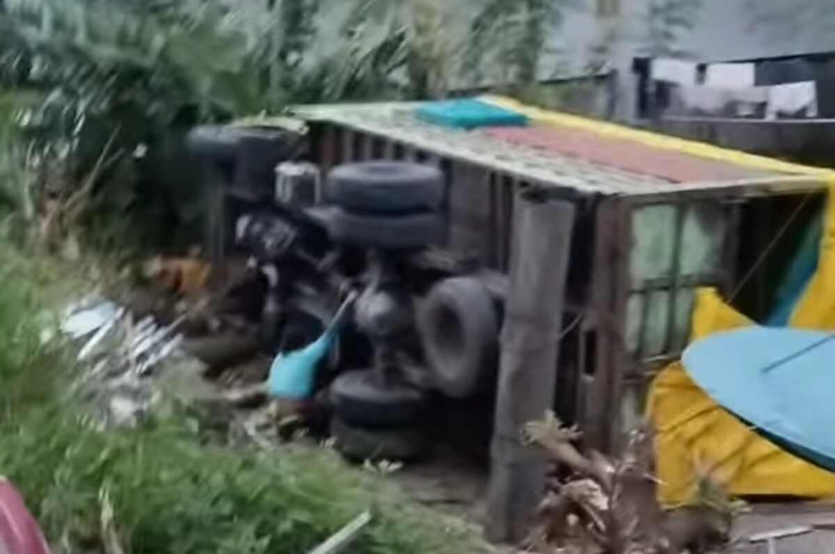 Truk terbalik di bababulo
