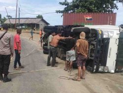 Mobil Box Ekspedisi Terbalik di Poros Majene-Mamuju, Diduga Sopir Mengantuk