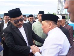 Gubernur dan Wagub Sulbar Kompak Salat Idul Adha di Anjungan Pantai Manakarra. Ini Pesannya