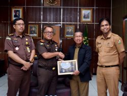 Dinilai Berhasil Melakukan Pendampingan, Kejari Majene Raih Penghargaan dari Bupati