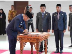 Gubernur Sulbar Suhardi Duka Lantik 15 Pejabat Eselon II dan Tunjuk 5 Pelaksana Tugas OPD