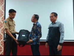 31 Siswa Kurang Mampu di SMAN 1 Kalukku Terima Bantuan Seragam Sekolah