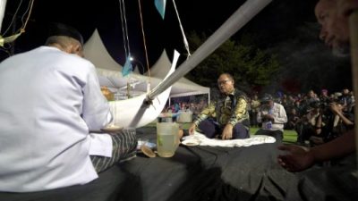 Makkuliwa Sandeq Silumba 2025: Doa-doa Mengudara dari Atas Perahu di Pantai Bahari Polewali Mandar