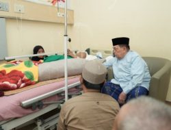 Kehangatan Wagub Sulbar Saat Menjenguk Annanggguru Bukku di RSUD Andi Depu