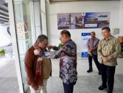 Gubernur Suhardi Duka Jemput Langsung Anggota VI BPK RI Fathan Subchi di Bandara Tampa Padang Mamuju
