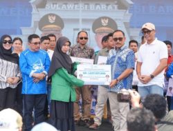 Pemkesra Sulbar Serahkan Bantuan di Majene, Pastikan Tidak Ada Anak-anak Terhambat Melanjutkan Pendidikan Tinggi