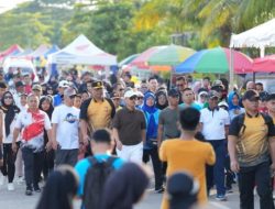 HUT ke-21 Sulbar, Gubernur Suhardi Duka Borong Dagangan UMKM dan Bagikan ke Warga