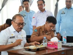 Pastikan Sterilitas MBG, Gubernur Suhardi Duka Cicipi Langsung Makanan Siswa di SMKN 1 Rangas