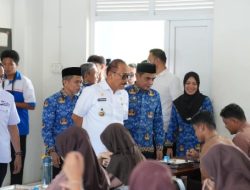 Kepala BPKPD Sulbar Dampingi Gubernur Suhardi Duka Tinjau SMKN 1 Rangas, Pastikan Program MBG Berjalan Lancar