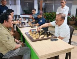 Gubernur Sulbar dan Ketua Percasi Lakukan Eksebisi Catur Jelang Launching Maskot Kejurnas 2025