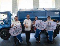 Gubernur Suhardi Duka Serahkan Bantuan Truk Sampah untuk Pemerintah Kabupaten