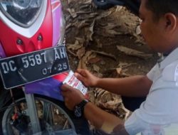 Sadar Pajak Dimulai dari Dalam: BPKPD Sulbar Gelar Aksi Tempel Stiker di Lingkungan Pemprov, Ingatkan ASN Bayar Pajak Kendaraan