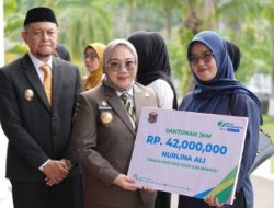 Sutinah Serahkan Santunan Jaminan Kecelakaan Kerja dan Kematian untuk Pekerja Rentan dan Tenaga Kontrak Daerah