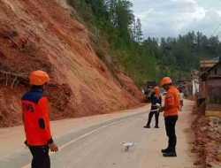 BPBD Sulbar Tinjau Kondisi Terkini Tanah Longsor di Jalan Poros Bombong – Lambe Mamasa