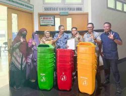 DLH Sulbar Serahkan Bantuan Tempat Sampah Terpilah kepada Sekolah Adiwiyata di Mamuju
