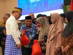 Gubernur Sulbar dan Wagub Serahkan Secara Simbolis Bantuan Pangan kepada Masyarakat