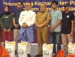 Gubernur dan Wagub Serahkan Secara Simbolis Bantuan Pangan kepada Masyarakat