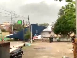 Angin Kencang Landa Kota Majene, Terbangkan Atap Kantor UPTD KB