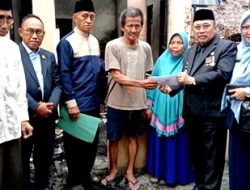 Turut Perihatin Bupati Majene Temui dan Serahkan Bantuan Korban Kebakaran