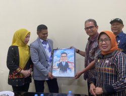 DPMPTSP Sulbar Serahkan Cendera Mata kepada Asisten III Setda Provinsi Sulawesi Barat
