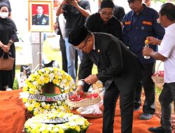 PenuhHaru, Gubernur Sulbar Suhardi Duka Jadi Inspektur Upacara Persemayaman Salim S Mengga