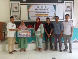Pemdes Adolang Dhua Salurkan BLT dan Insentif Kader serta Sejumlah Tenaga Layanan Dasar di Desa