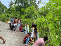 Penerangan Minim, Mahasiswa KKN Unsulbar di Balanipa Pasang Reflektor Jalan Di Titik Rawan Kecelakaan