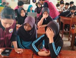 Mahasiswa KKN Unsulbar Bekali Siswa SD Literasi Digital di Desa Barumbung