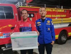 Respons Cepat Jaga Keselamatan Warga, Damkar Sulbar Amankan Ular Black Boiga