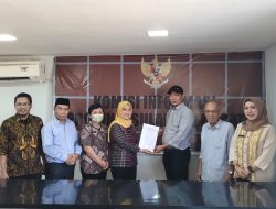 Perkuat Layanan Informasi, KominfoSS Sulbar Serahkan DIP Pemprov ke Komisi Informasi