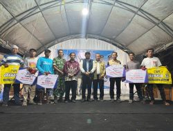 Hadiah Juara Etape Banua Sendana – Pamboang Diserahkan