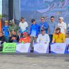 Kepala Dispoparekraf Serahkan Bendera Juara Etape II Sandeq Silumba 2026