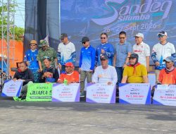 Kepala Dispoparekraf Serahkan Bendera Juara Etape II Sandeq Silumba 2026